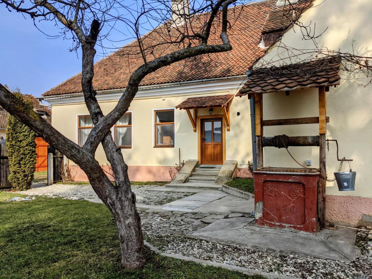 Gaestehaus Honigberg Next To The Fortified Church Of Hărman Exteriör bild