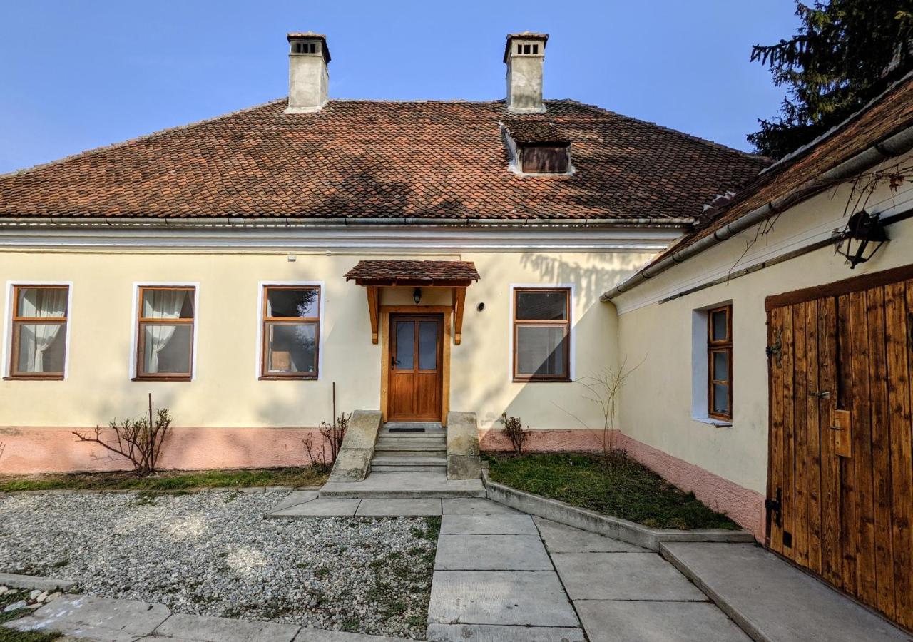 Gaestehaus Honigberg Next To The Fortified Church Of Hărman Exteriör bild