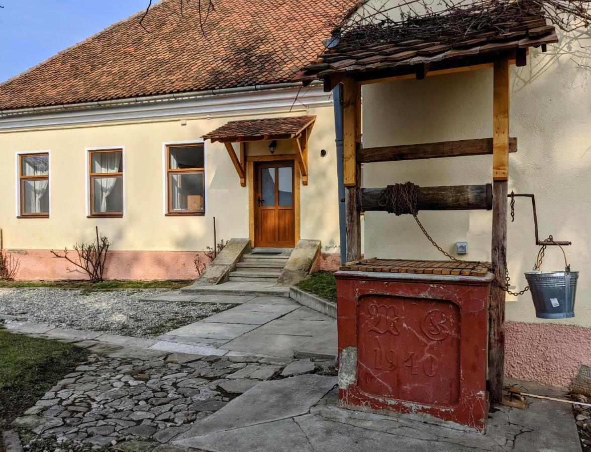 Gaestehaus Honigberg Next To The Fortified Church Of Hărman Exteriör bild